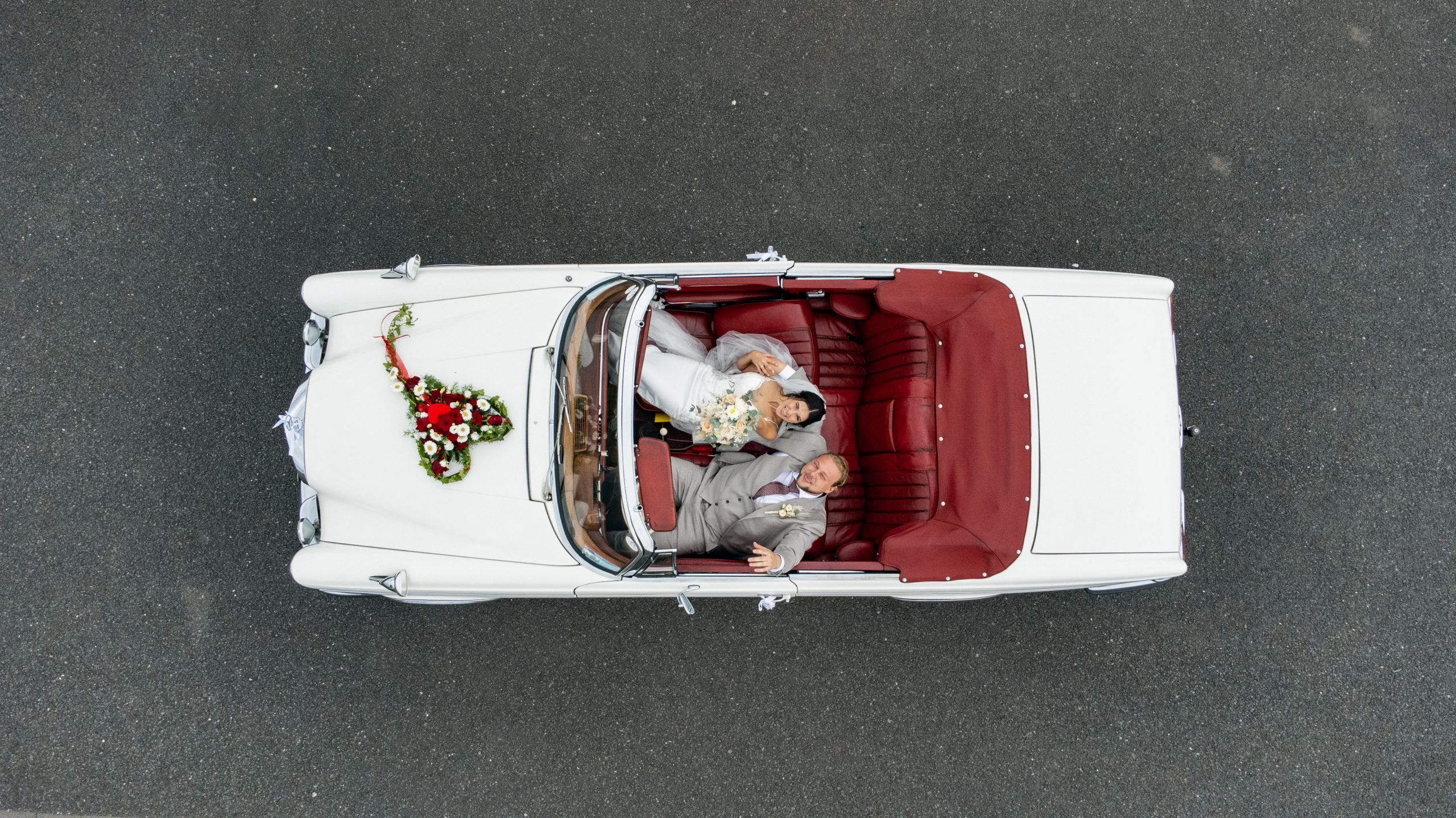 Hochzeitsbild von Laura und Jonas in einem Mercedes Oldtimer